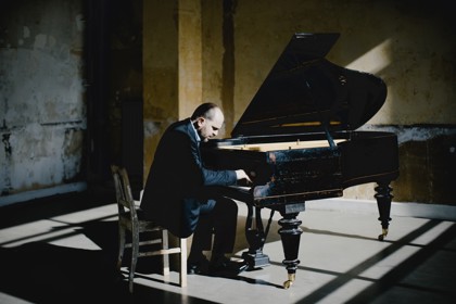 Kirill Gerstein playing piano